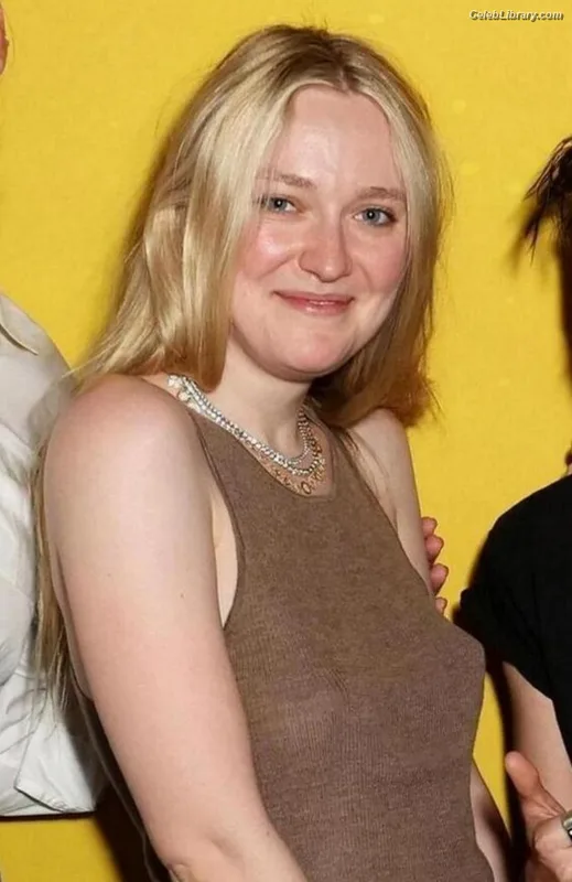 Dakota Fanning photo 10 of 728