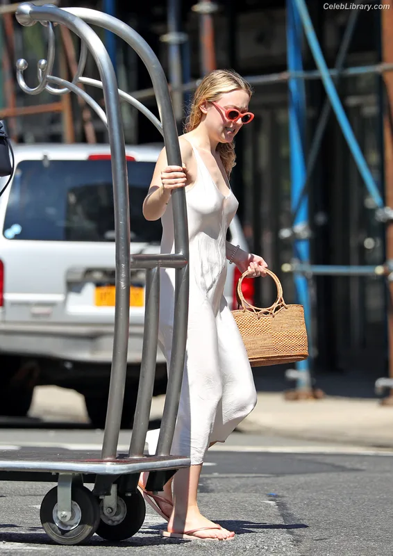 Dakota Fanning photo 17 of 728