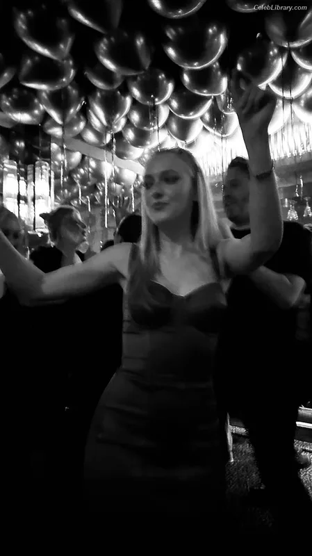 Dakota Fanning photo 15 of 728