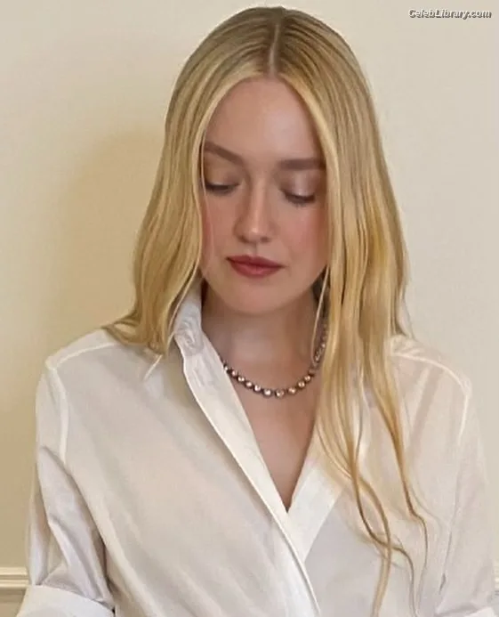 Dakota Fanning photo 5 of 728
