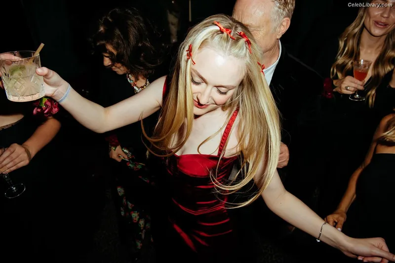 Dakota Fanning photo 7 of 728