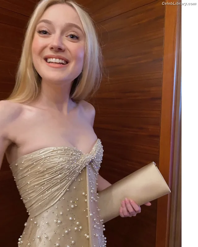 Dakota Fanning photo 10 of 728