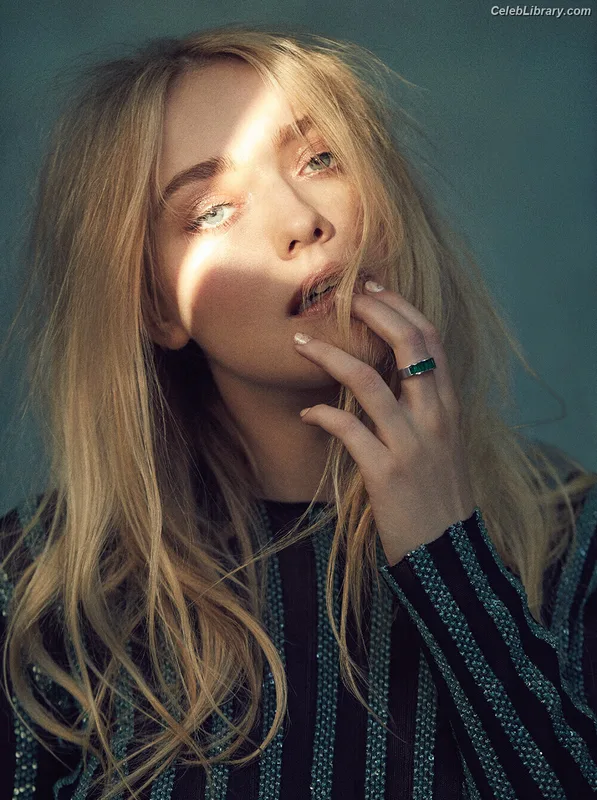Dakota Fanning photo 11 of 728