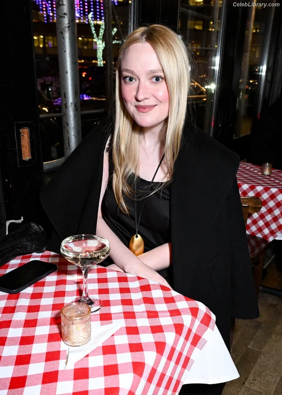 Dakota Fanning photo 11 of 728