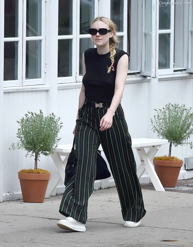 Dakota Fanning photo 1 of 728