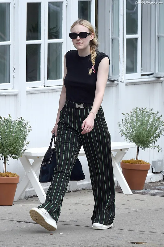 Dakota Fanning photo 2 of 728