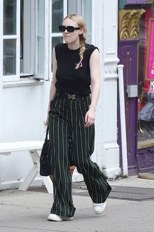 Dakota Fanning photo 3 of 728