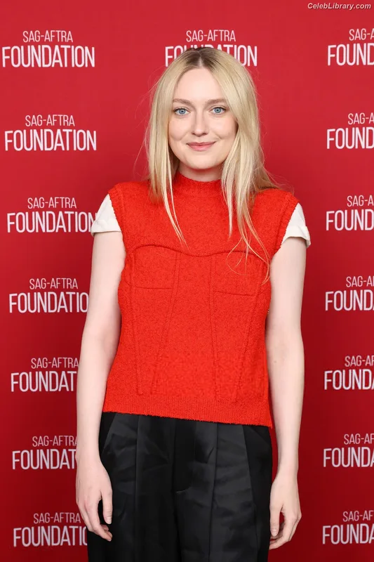 Dakota Fanning photo 10 of 728