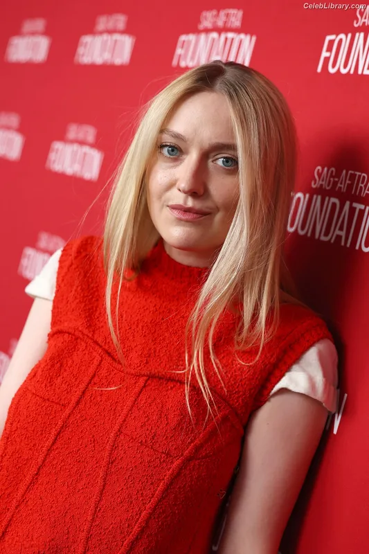 Dakota Fanning photo 17 of 728