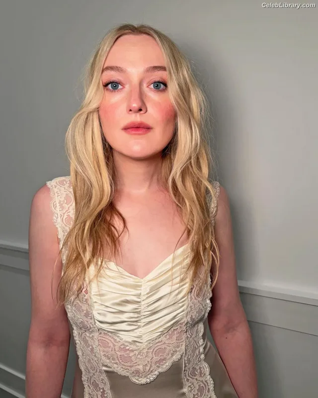 Dakota Fanning photo 8 of 728
