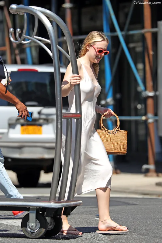 Dakota Fanning photo 10 of 728