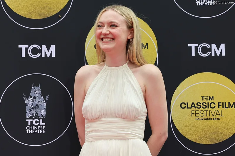 Dakota Fanning photo 2 of 728