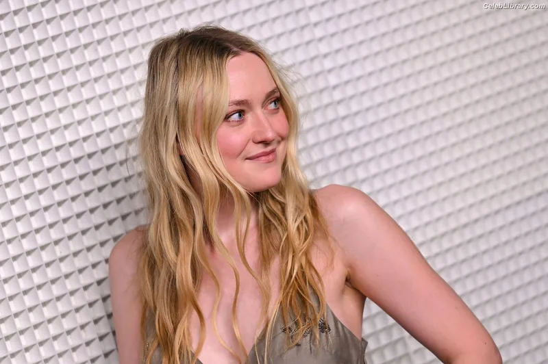 Dakota Fanning photo 3 of 728