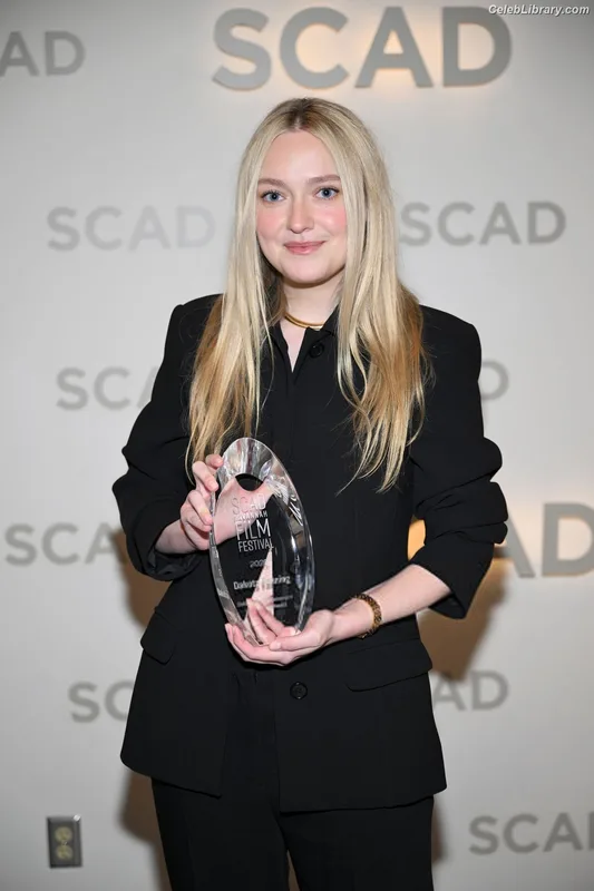 Dakota Fanning photo 11 of 728