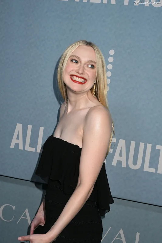 Dakota Fanning photo 17 of 728