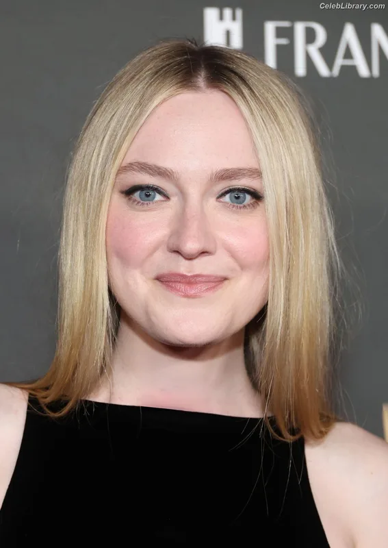 Dakota Fanning photo 20 of 728