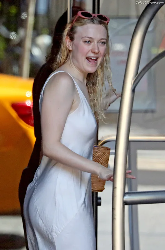 Dakota Fanning photo 1 of 728