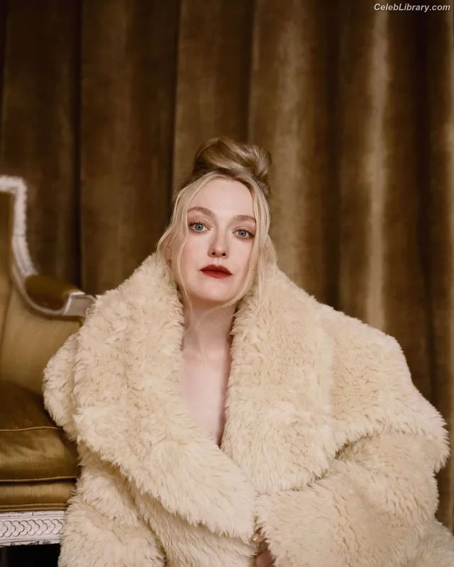 Dakota Fanning photo 10 of 728