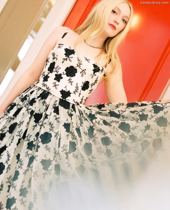 Dakota Fanning photo 16 of 728