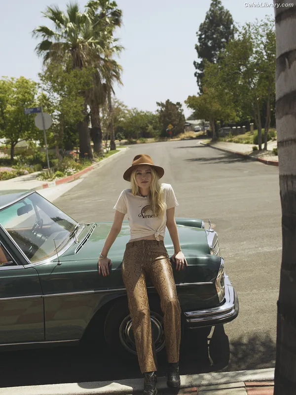 Dakota Fanning photo 1 of 728