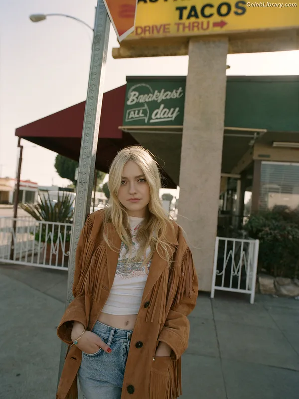 Dakota Fanning photo 4 of 728