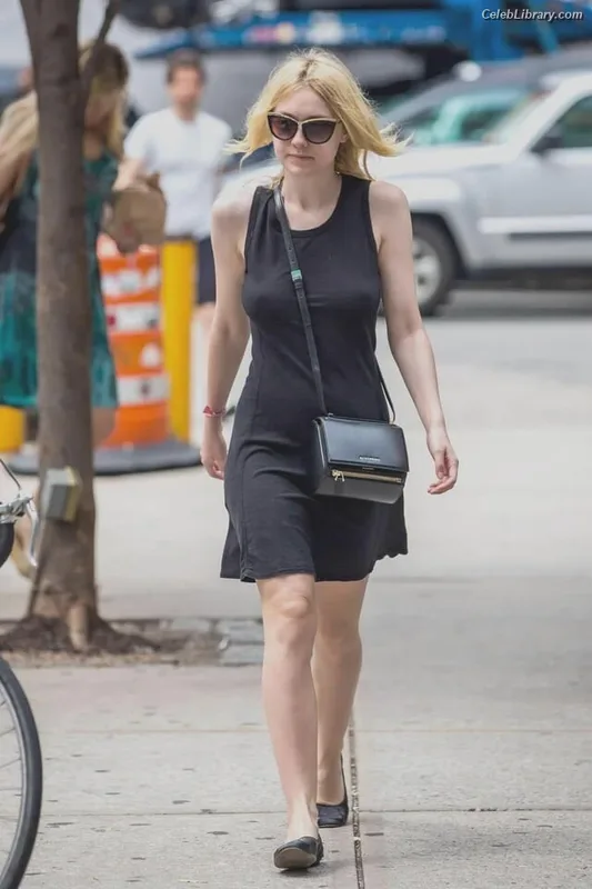 Dakota Fanning photo 5 of 728