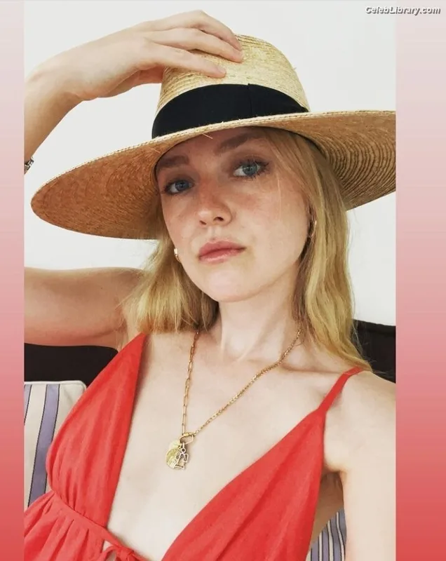 Dakota Fanning photo 11 of 728