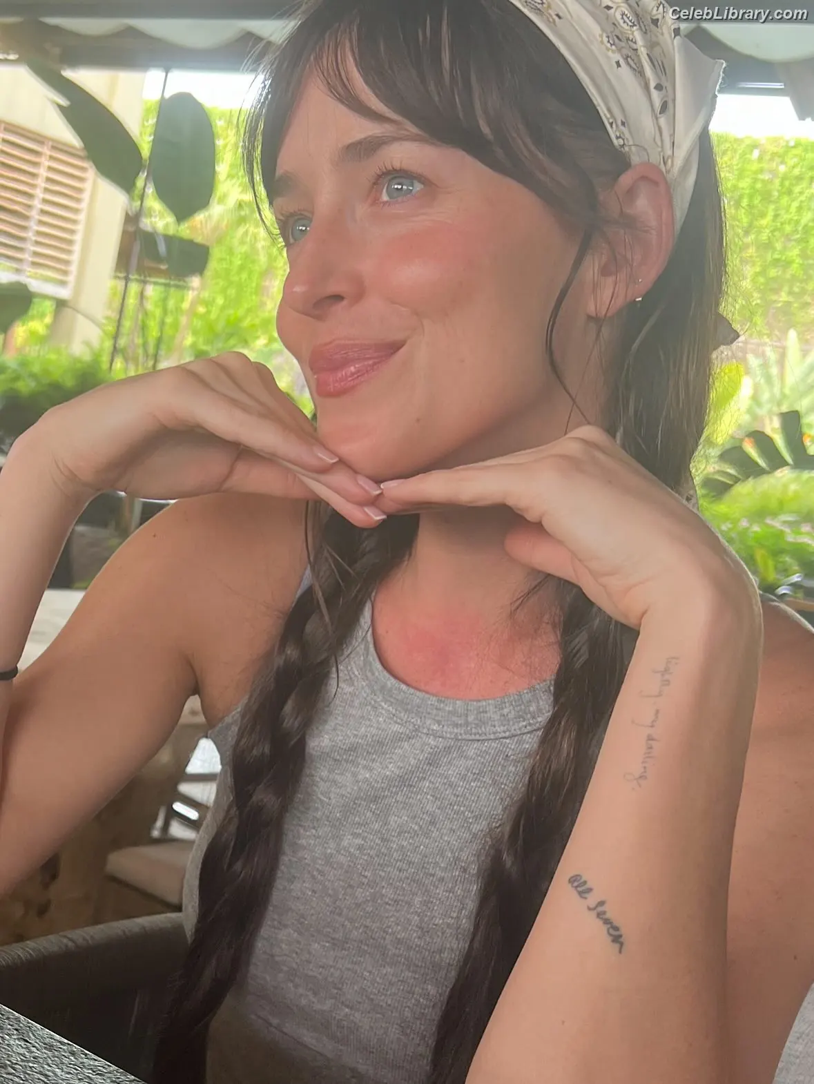 Dakota Johnson photo 22 of 1131