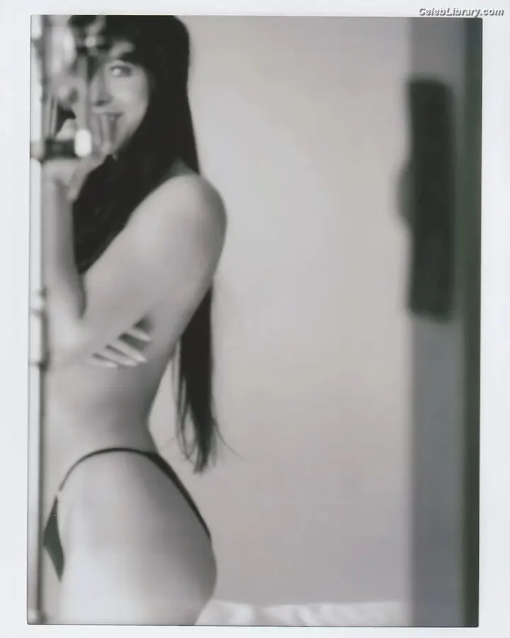 Dakota Johnson photo 3 of 1131