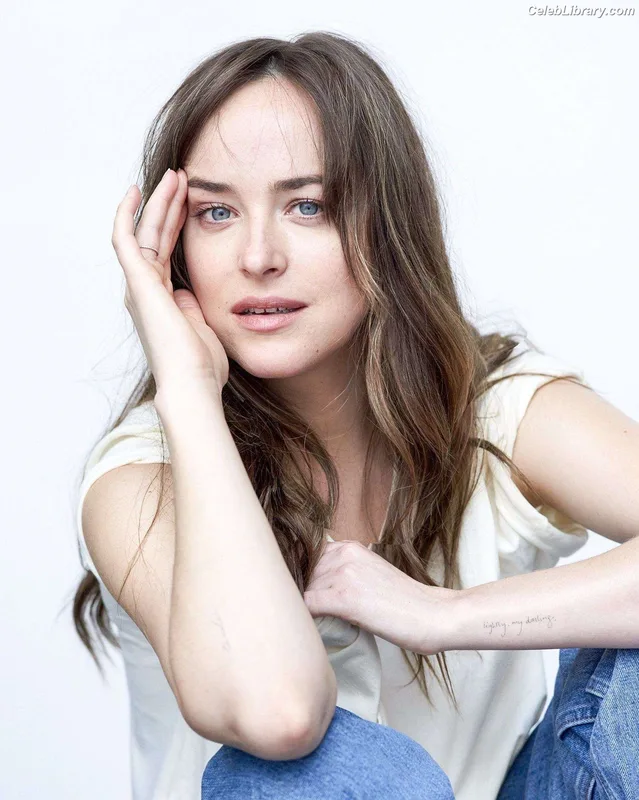 Dakota Johnson photo 1 of 1132