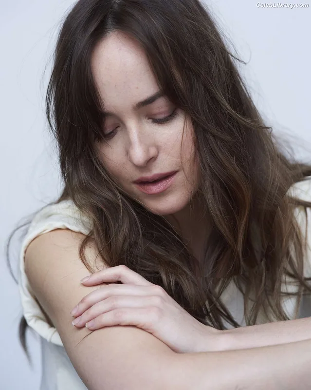 Dakota Johnson photo 8 of 1132