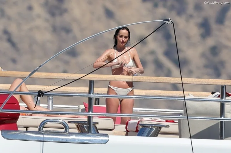 Dakota Johnson photo 2 of 1132