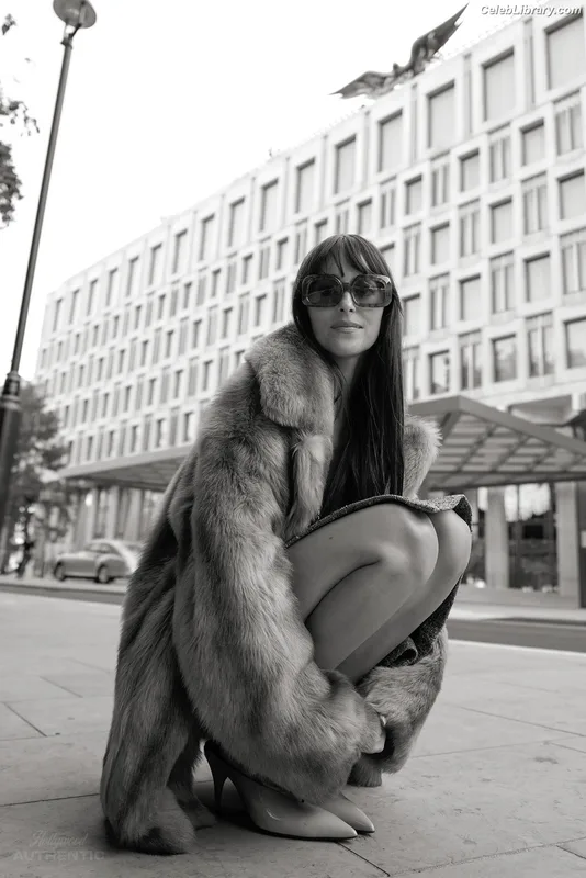 Dakota Johnson photo 17 of 1132