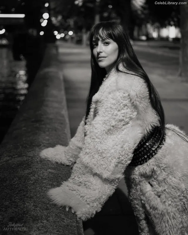 Dakota Johnson photo 1 of 1132
