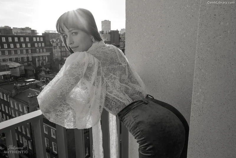 Dakota Johnson photo 7 of 1132