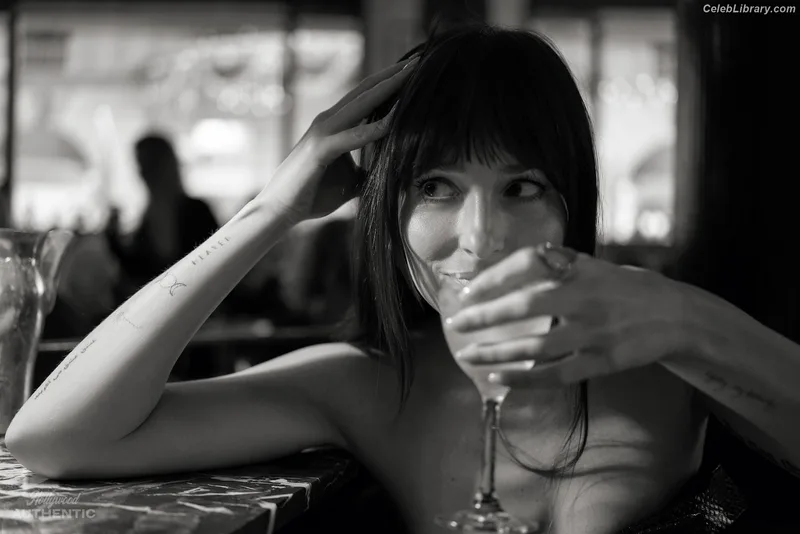 Dakota Johnson photo 10 of 1132