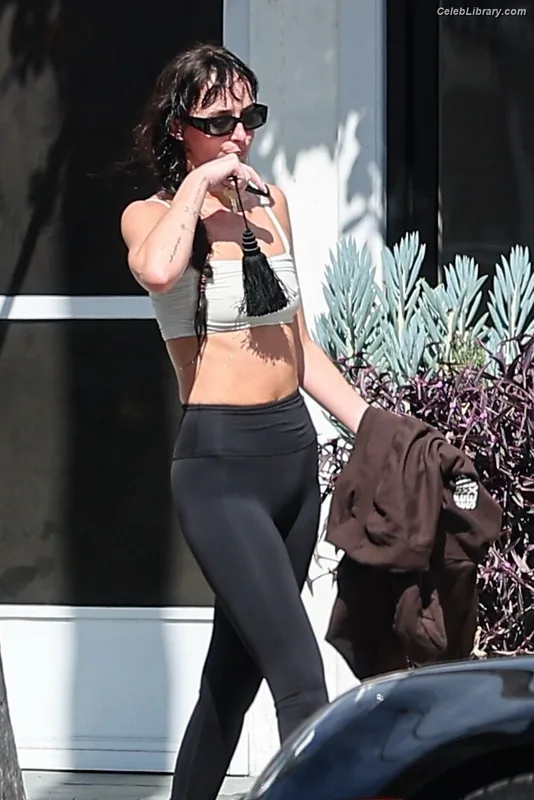 Dakota Johnson photo 10 of 1132