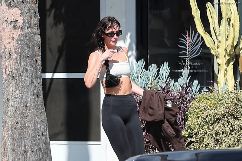 Dakota Johnson photo 12 of 1132