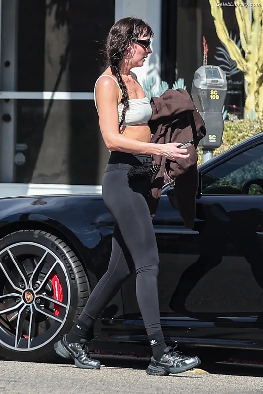 Dakota Johnson photo 8 of 1132
