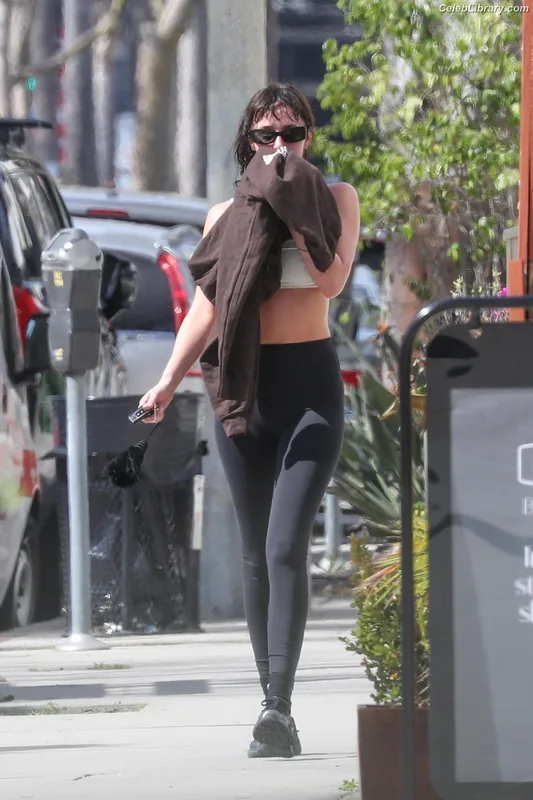Dakota Johnson photo 16 of 1132