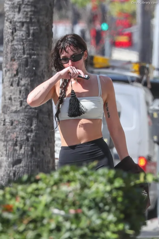 Dakota Johnson photo 22 of 1132