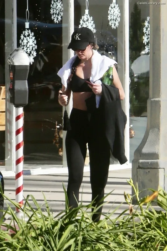 Dakota Johnson photo 17 of 1132