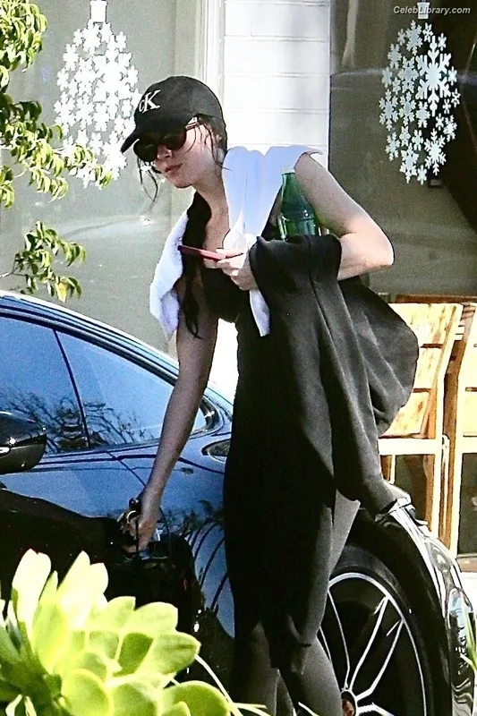 Dakota Johnson photo 21 of 1132
