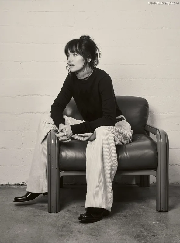 Dakota Johnson photo 11 of 1132