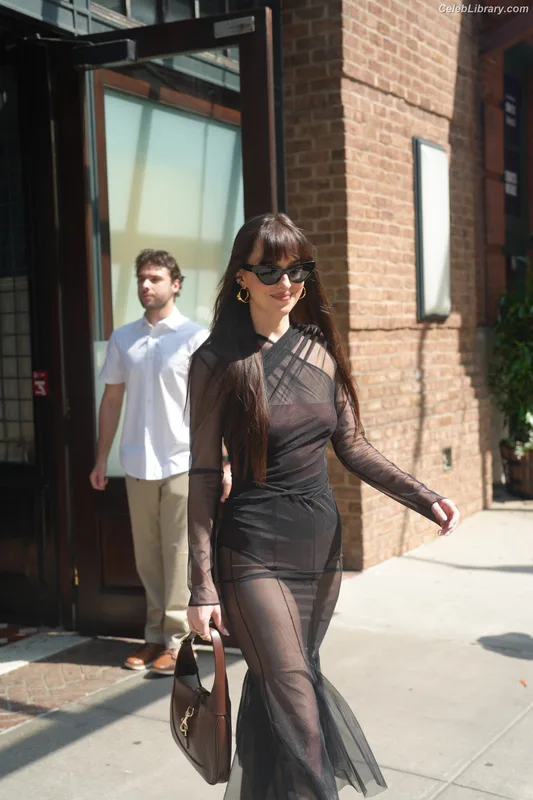 Dakota Johnson photo 18 of 1132