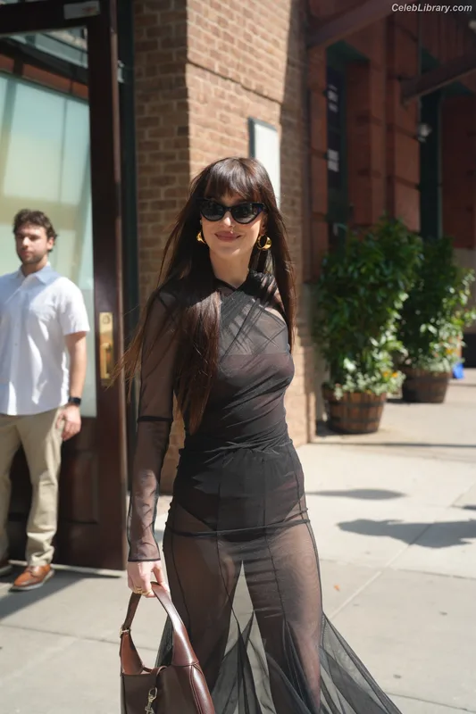 Dakota Johnson photo 21 of 1132