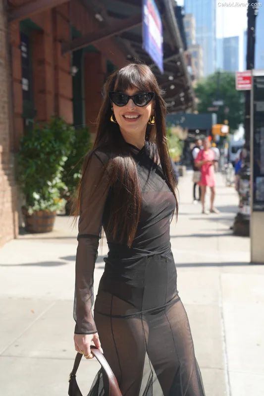 Dakota Johnson photo 4 of 1132