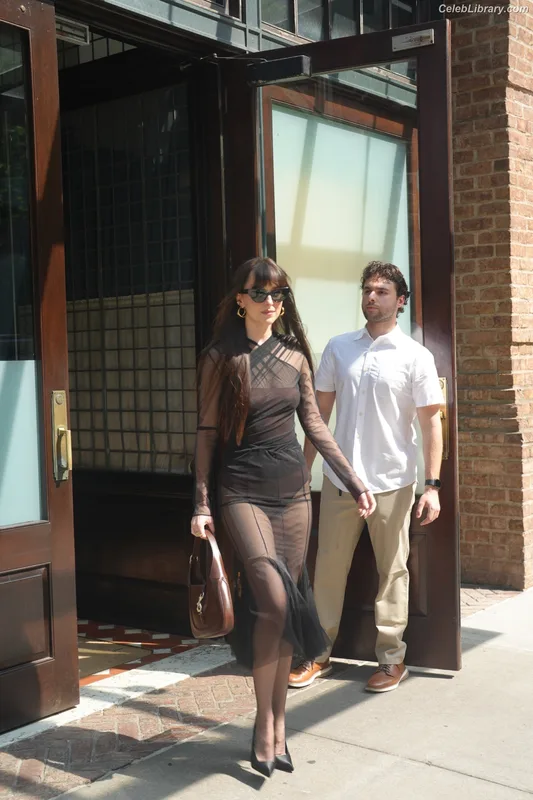 Dakota Johnson photo 11 of 1132