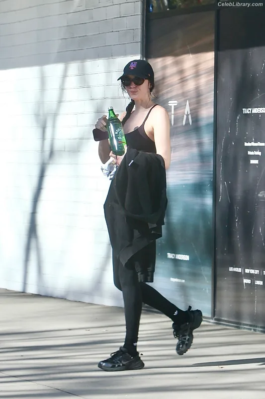 Dakota Johnson photo 9 of 1132