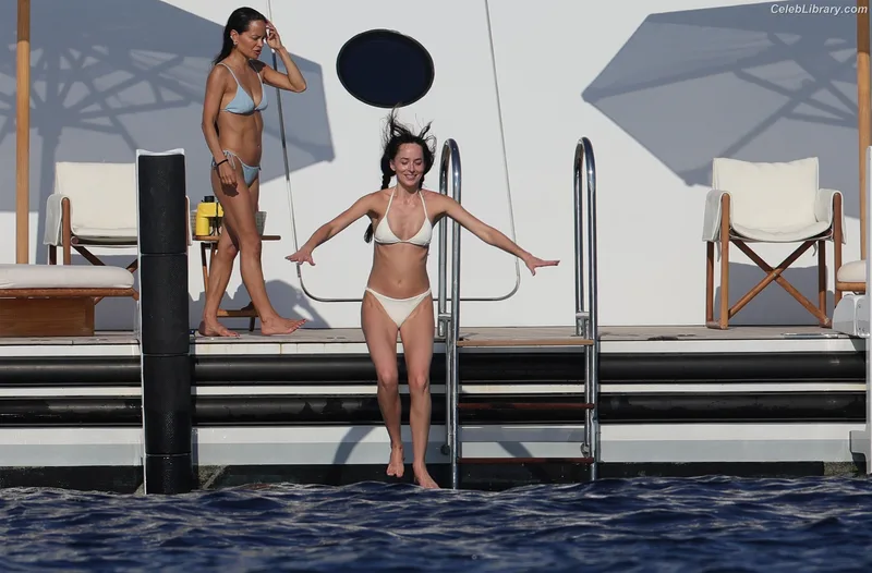 Dakota Johnson photo 19 of 1132